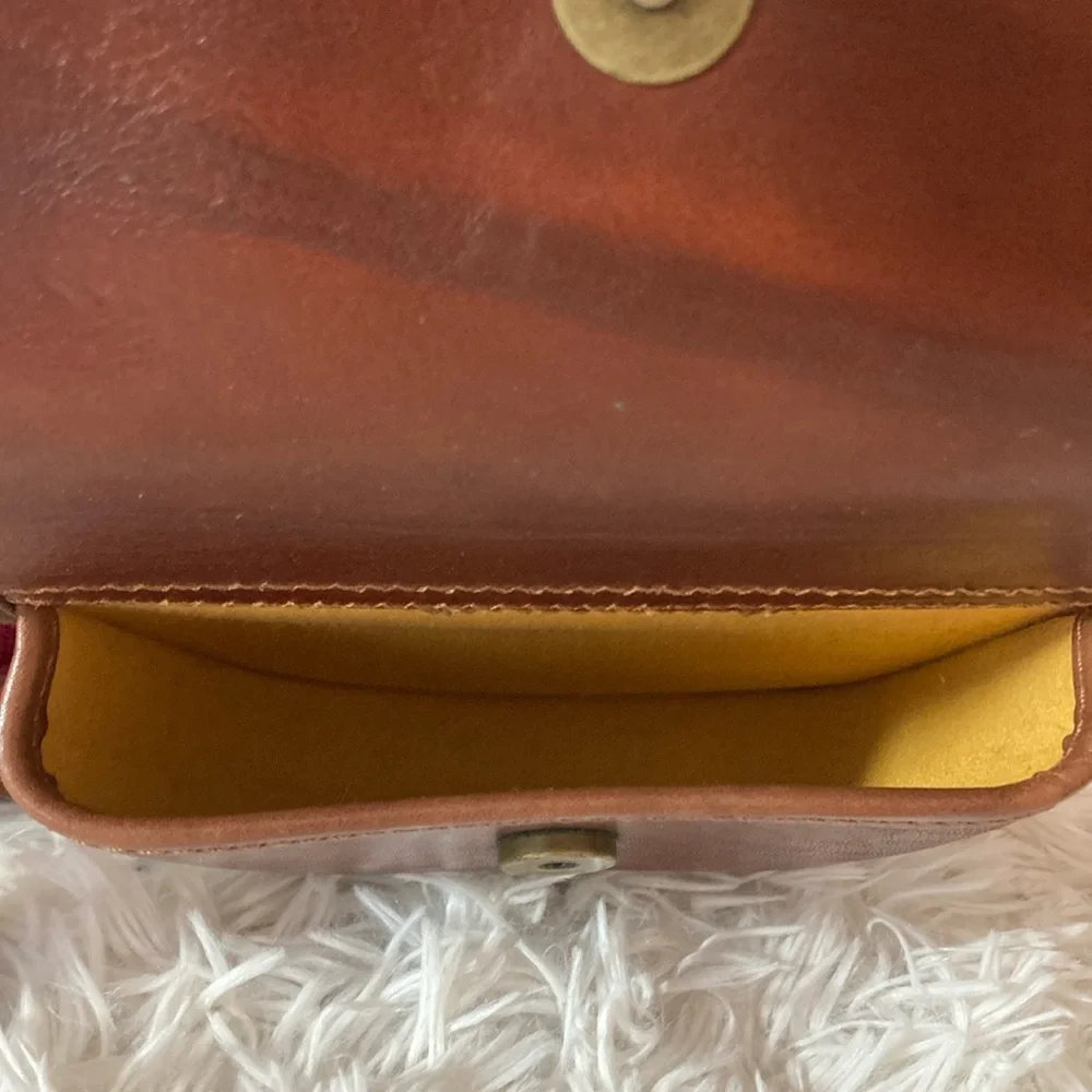 Italian Saddle Crossbody Handbag - Picture 4 of 16